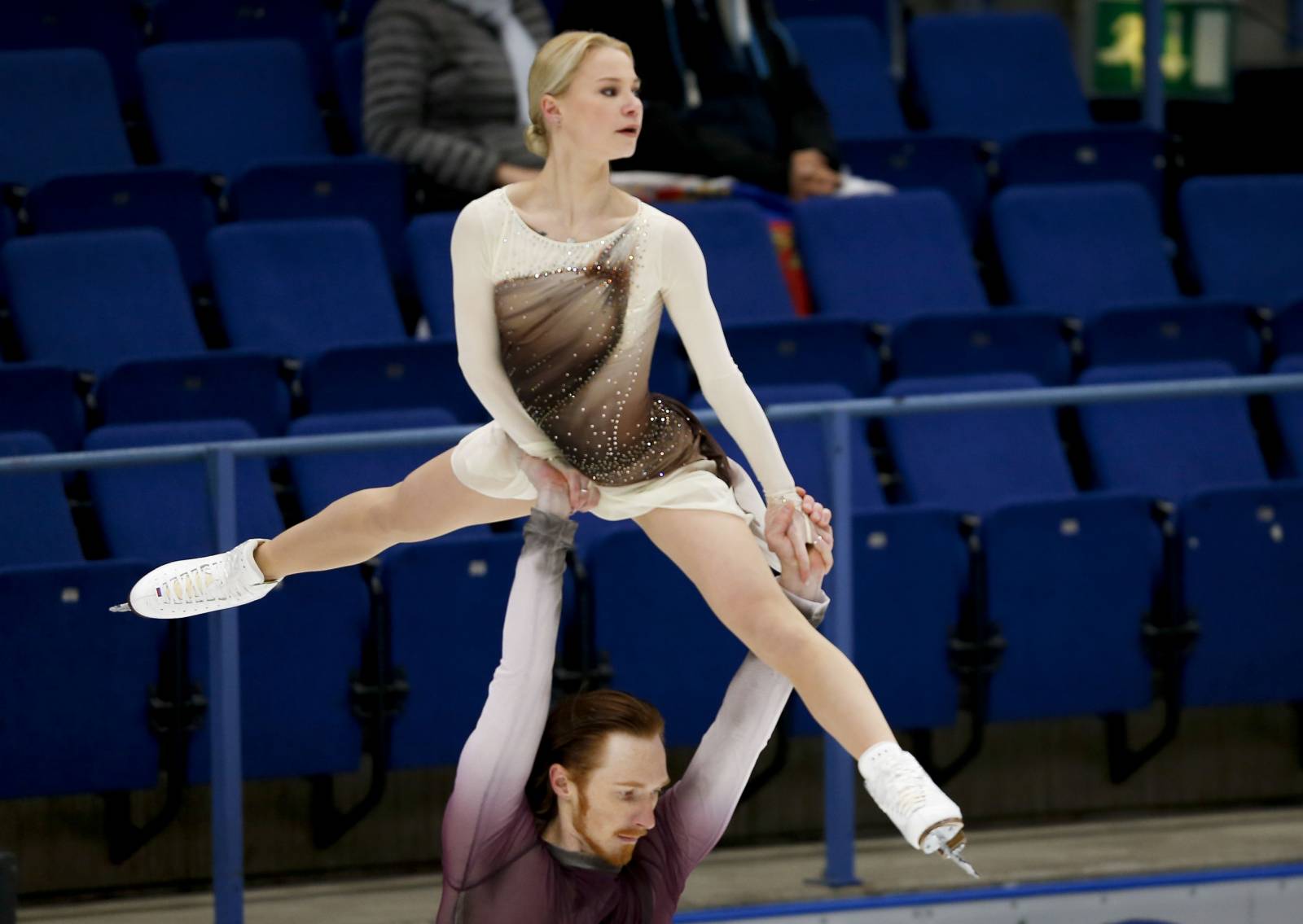 Две российские пары уверенно выиграли короткую программу на Finlandia Trophy