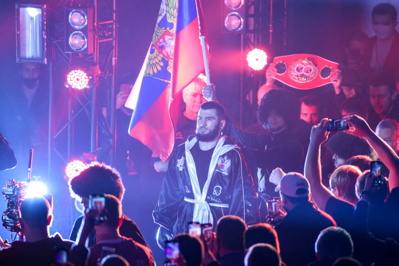 Чемпион WBO бросил вызов Бетербиеву и Канело