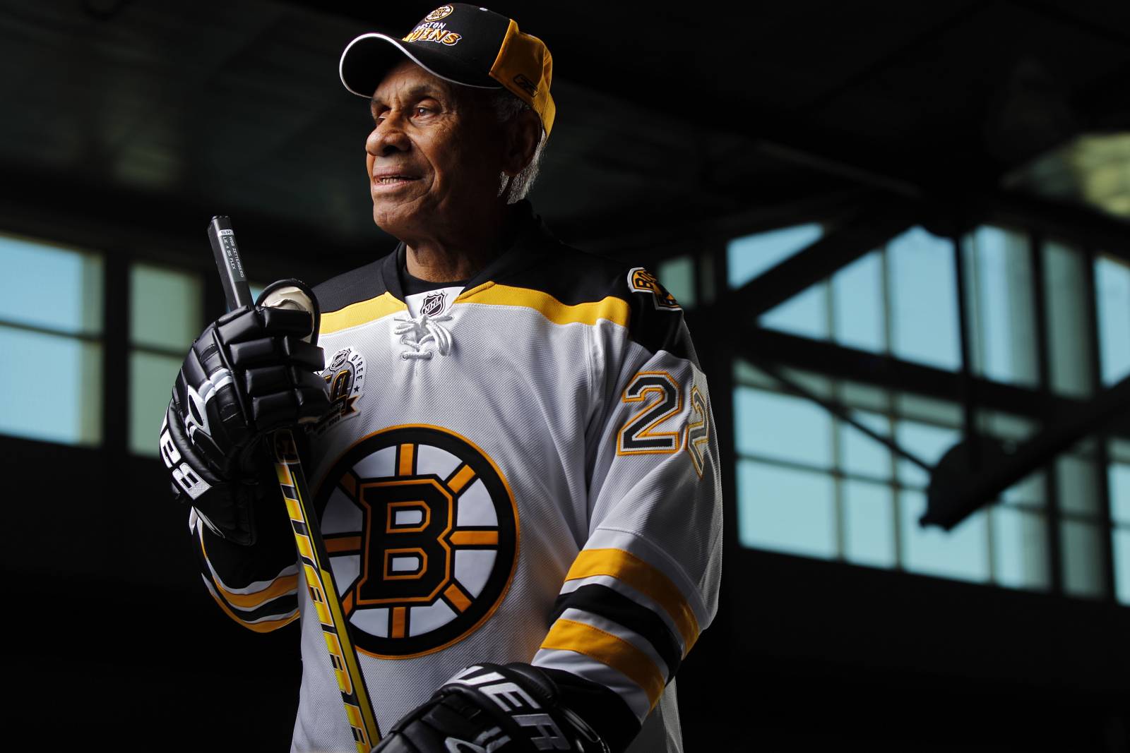 «Бостон» вывел из обращения номер первого темнокожего игрока в истории НХЛ