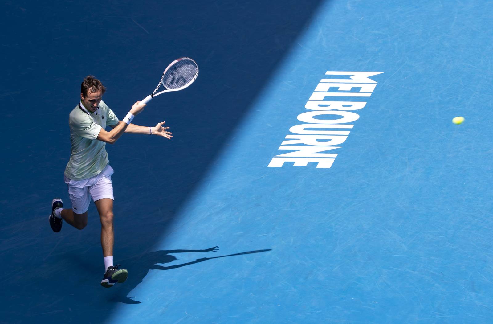 Медведев вышел в 1/16 финала Открытого чемпионата Австралии, отдав один сет Кирьосу