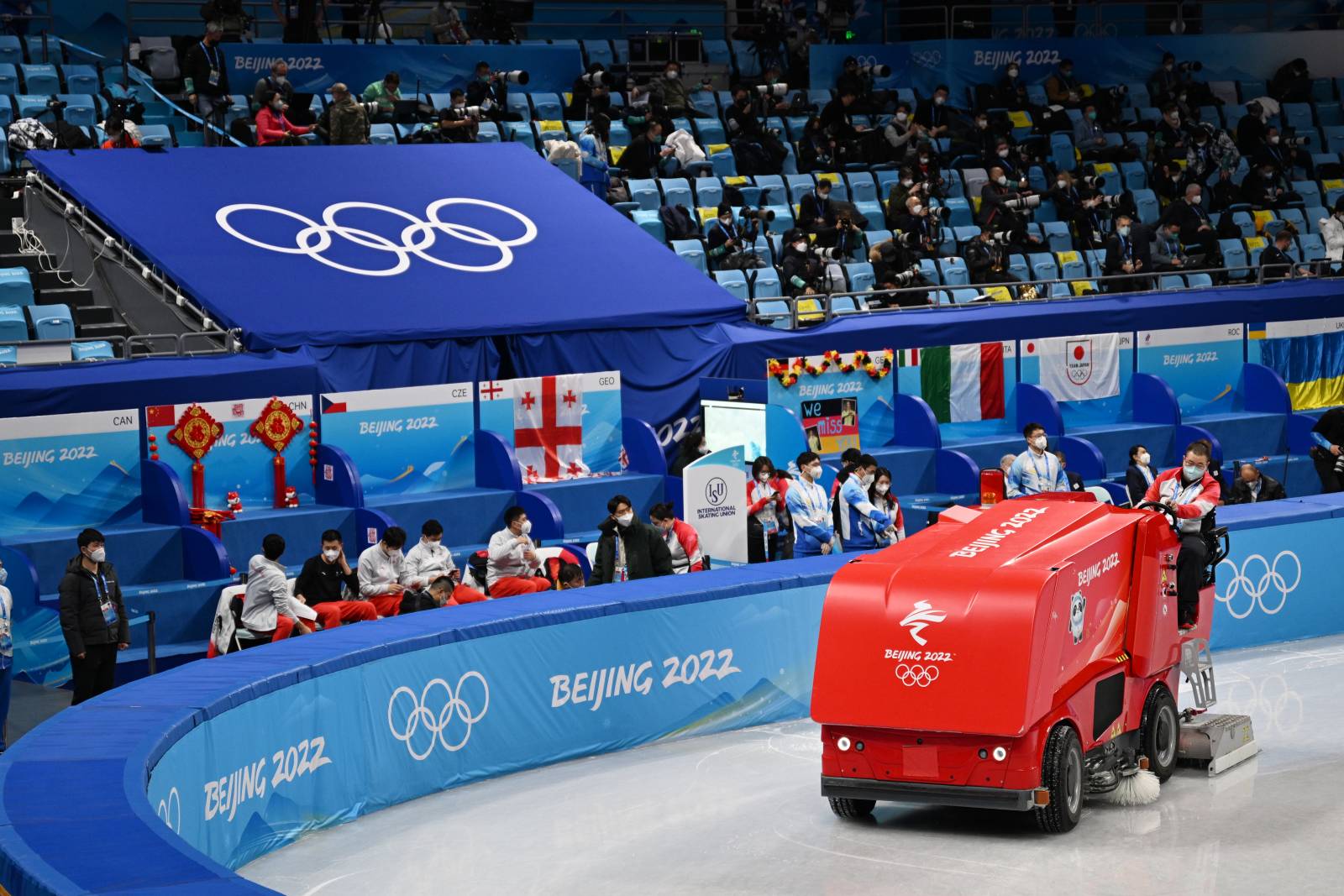 Финал олимпиады 2022. Zamboni 2022. Замбони логотип. Машина Замбони Арена Академия Михайлова. Zamboni Driver.