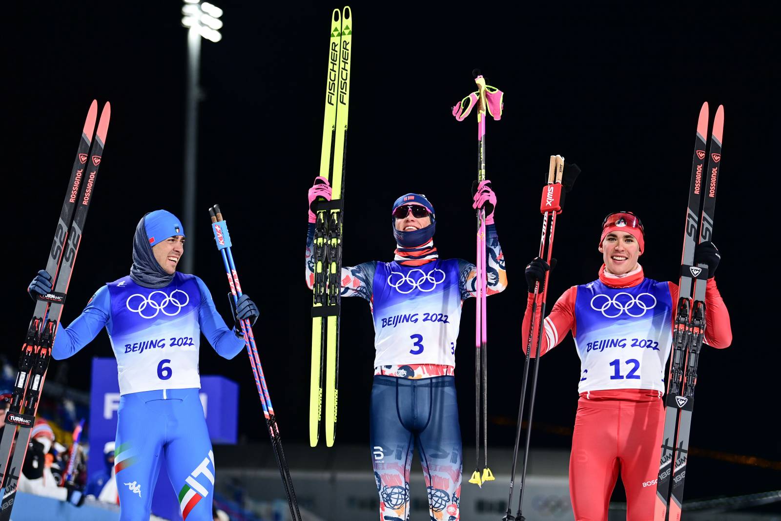 Спринт мужчины лыжи результаты. Олимпийские лыжники. Панжинский лыжник. Лыжные гонки спринт ОИ.