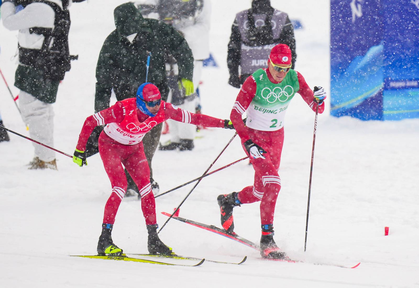 Лыжи матч арена. Командный спринт спринт лыжные гонки Большунов. Лыжные гонки эстафета мужчины Пекин 2022.