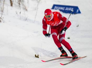 Большунов бежит лишь 13-м после трети лыжного «недомарафона» на Олимпиаде