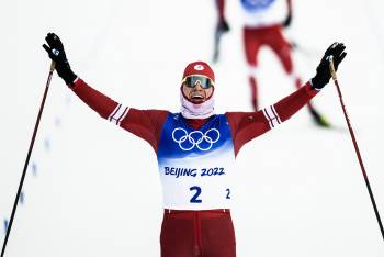 Большунов трижды поцеловал снег после победного укороченного марафона на Олимпиаде в Пекине
