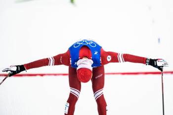 Большунов назвал виновников своего успеха на Олимпиаде в Пекине, и посвятил золотую медаль жене
