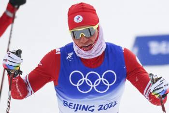Большунов пробежал 30 километров в преддверии церемонии закрытия Олимпиады, где он понесёт флаг ОКР
