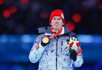Большунов позволил потрогать свои медали Губерниеву после завершения Олимпиады в Пекине