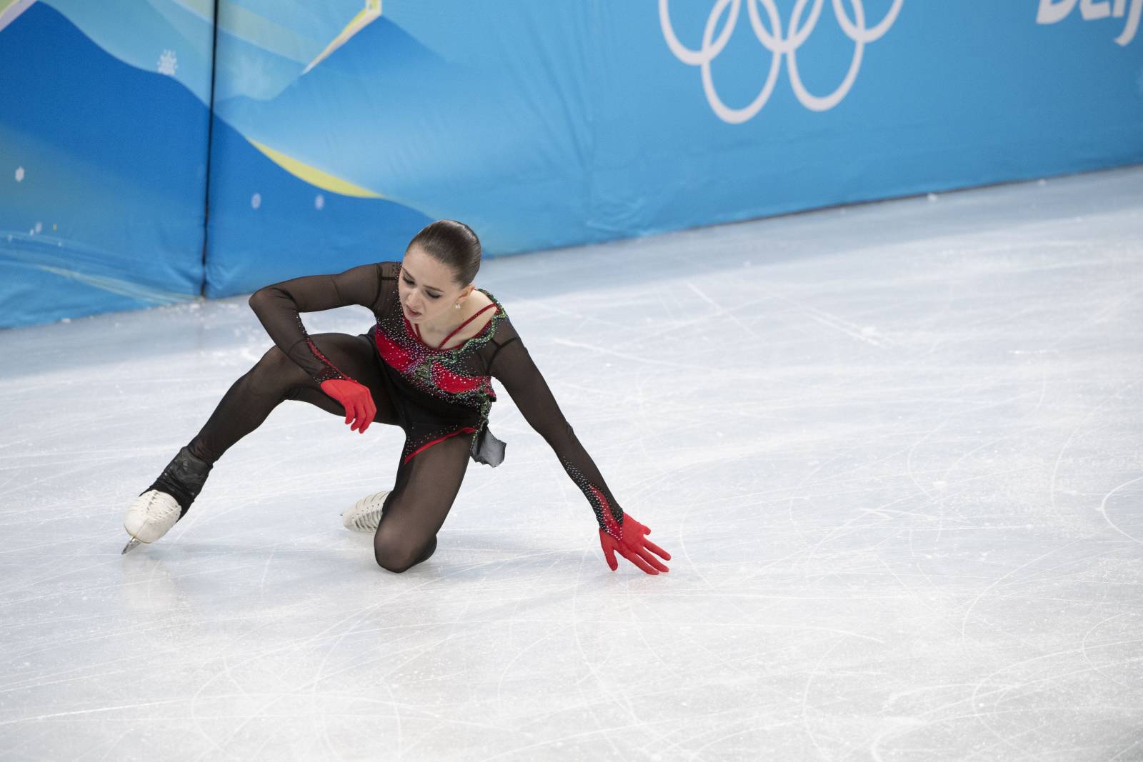Валиева катается. Валиева катается. Валиева фигуристка пекин 2022. Камила валиева чемпионат европы 2022. Валиева катается.