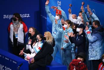 В России наградили фигуристов за победу в командном турнире на Олимпийских играх в Пекине