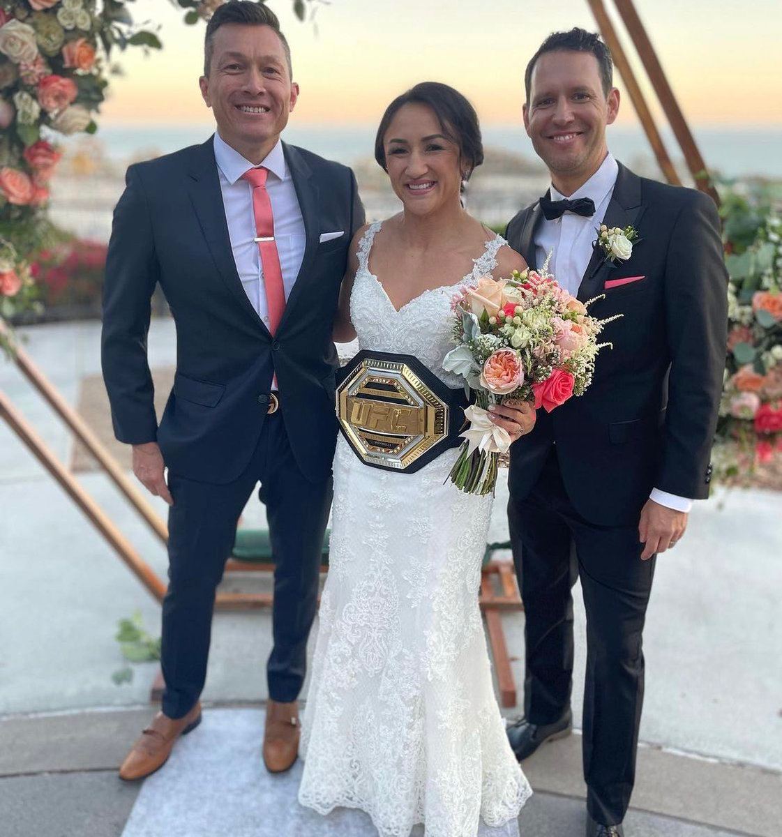 Карла Эспарза вышла замуж в чемпионском поясе UFC