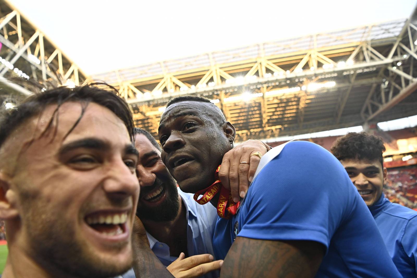 Балотелли оформил пента-трик в матче чемпионата Турции, забив один из мячей рабоной - видео