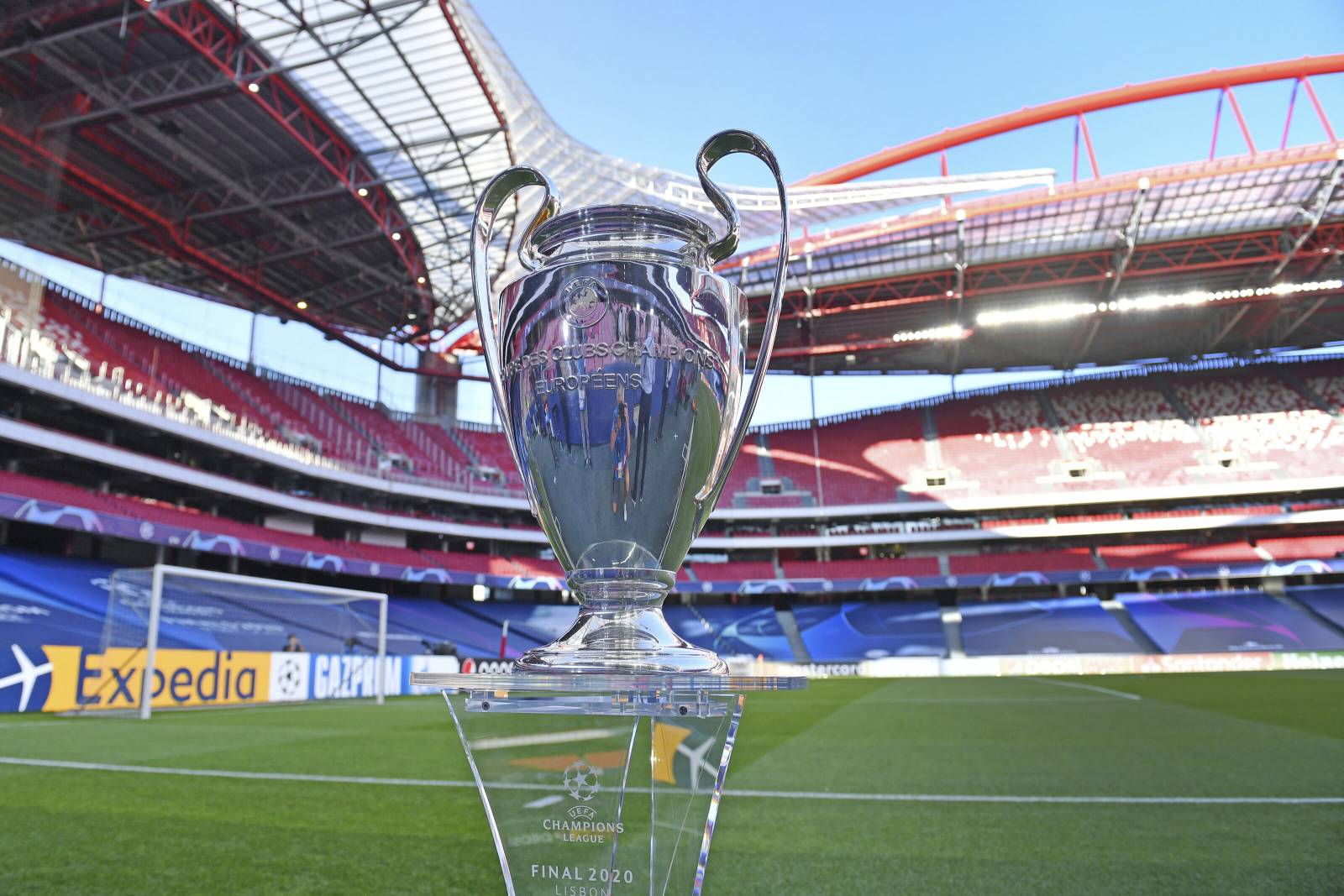 Бывший футболист «Реала» вынес трофей Лиги чемпионов на поле «Стад де Франс»