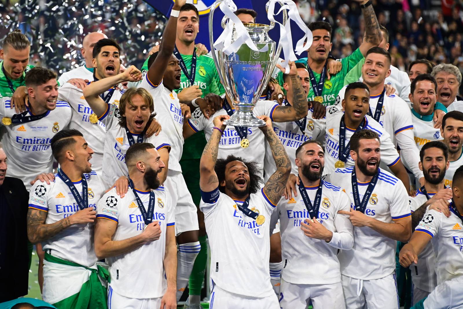 Лига чемпионов каф. Реал Мадрид победа в Лиге чемпионов 2022. Реал Мадрид чемпион Лиги чемпионов. Реал Мадрид 14 ЛЧ. Реал Мадрид с Кубком Лиги чемпионов 2022.
