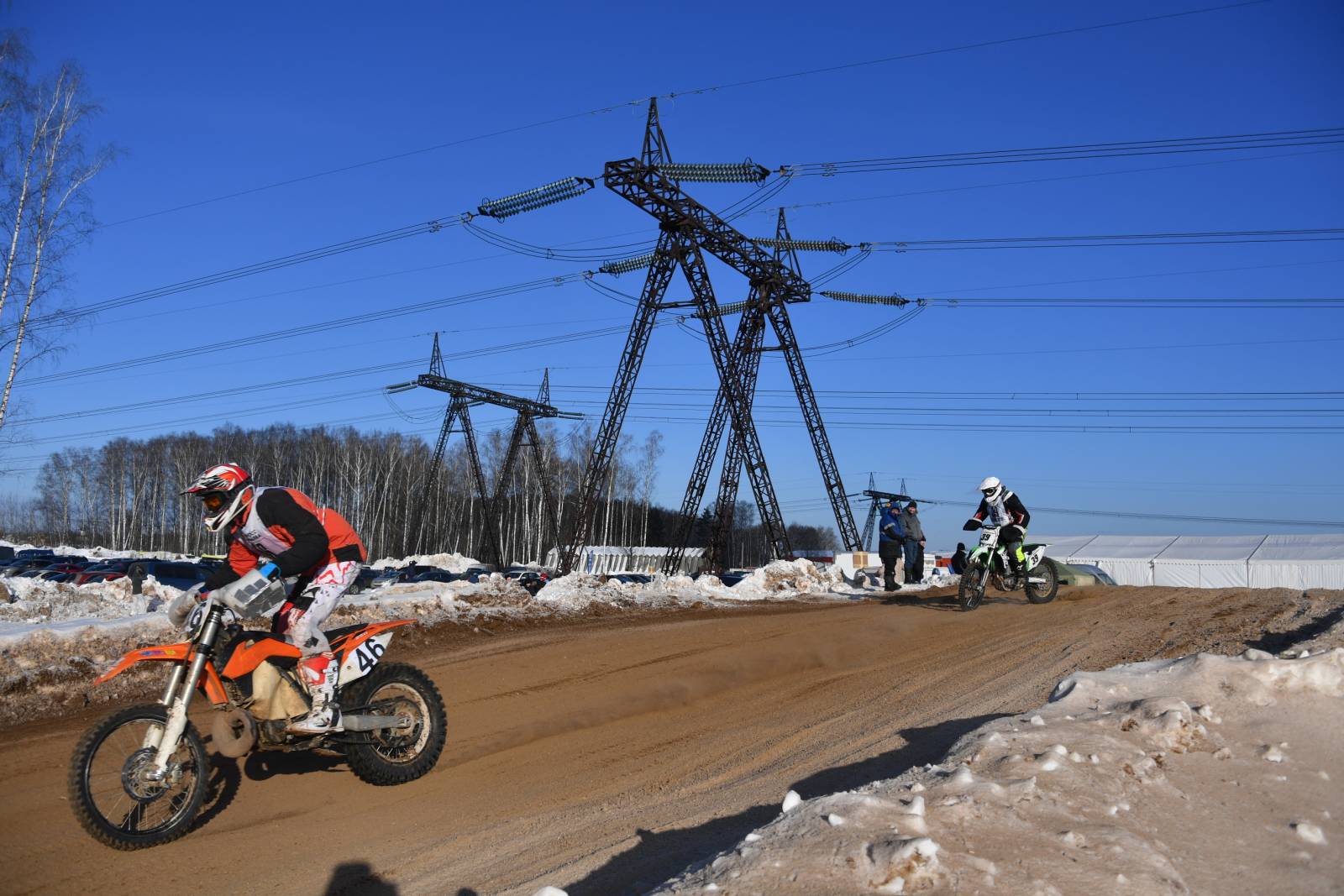 В Свердловской области во время мотокросса экипаж въехал в толпу зрителей