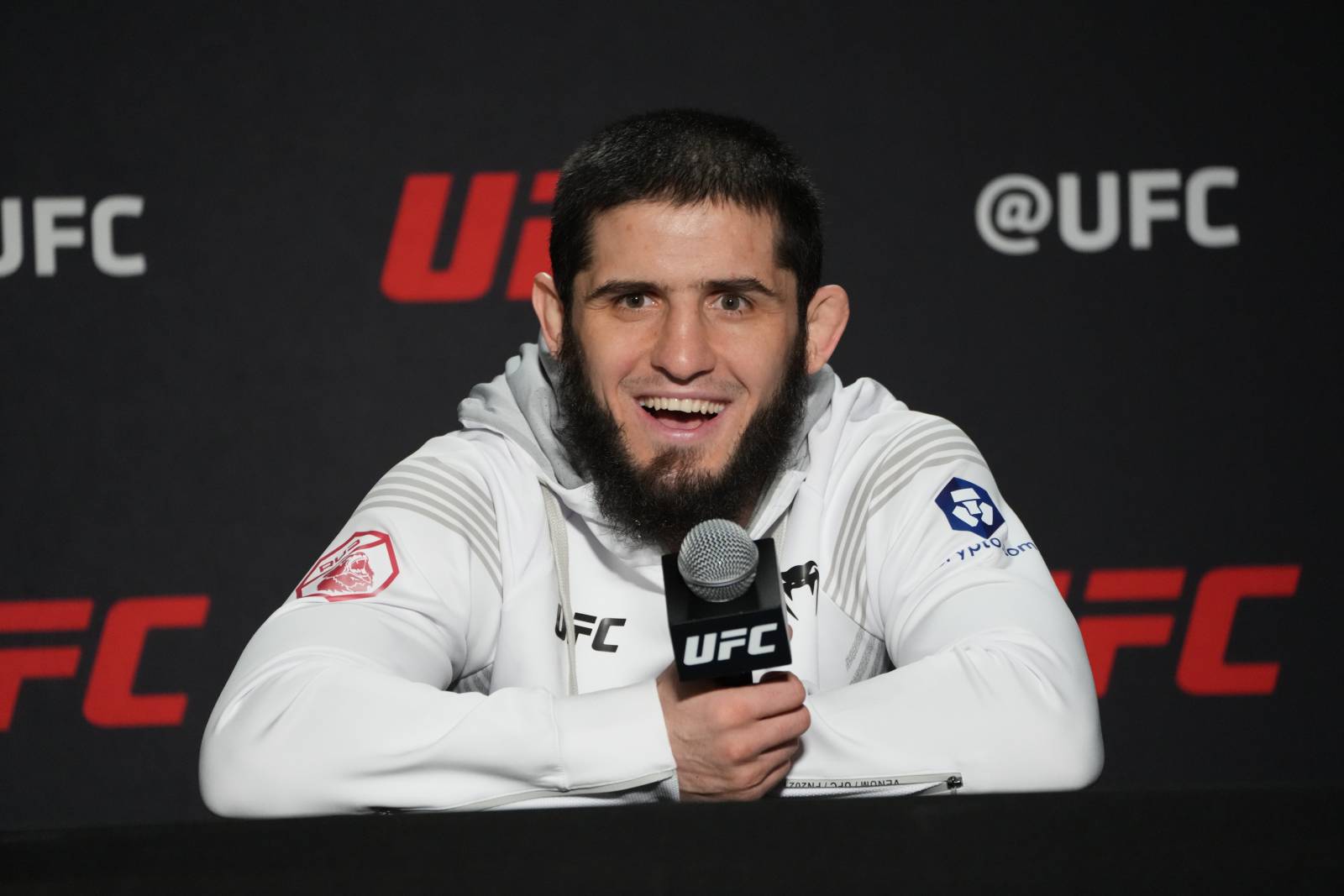 Абдель-Азиз назвал двух российских бойцов, которые станут чемпионами UFC