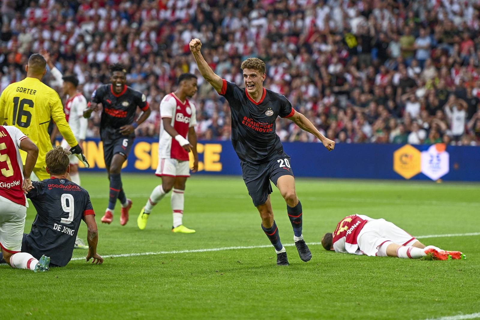 ПСВ и «Аякс» обменялись восемью мячами в матче за Суперкубок Голландии, но победа осталась за «красно-белыми»