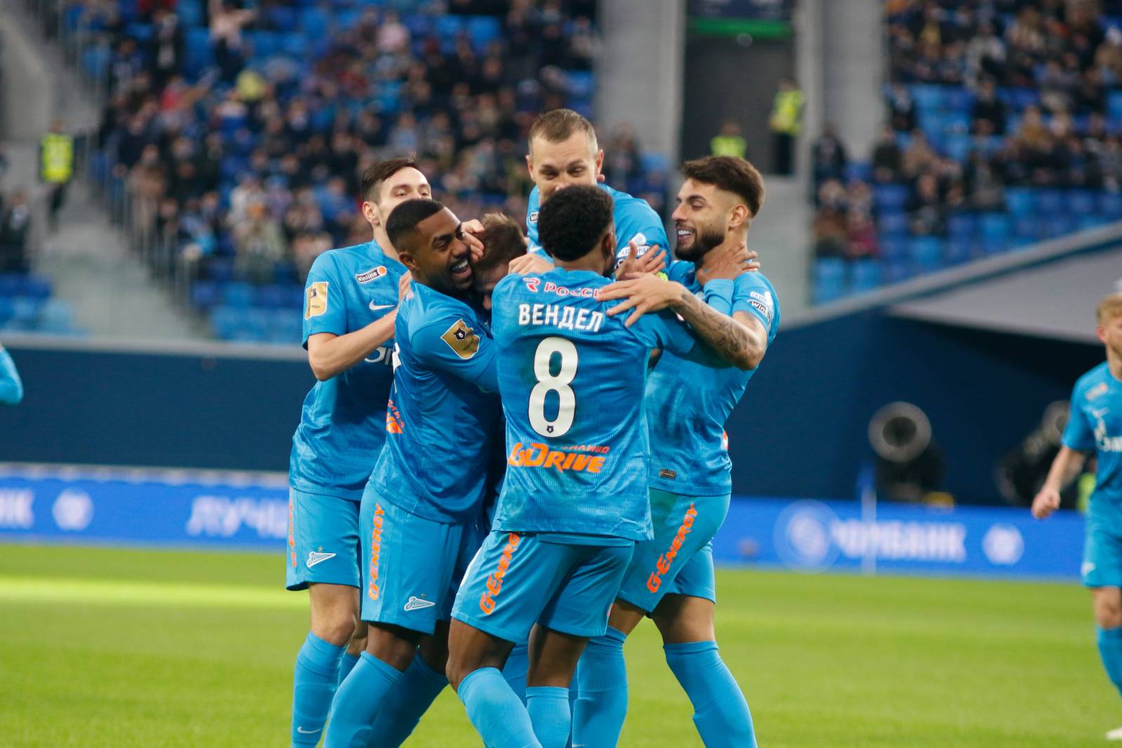 Гол Мантуана в дебютном матче принес «Зениту» победу над ЦСКА, питерцы вышли в лидеры