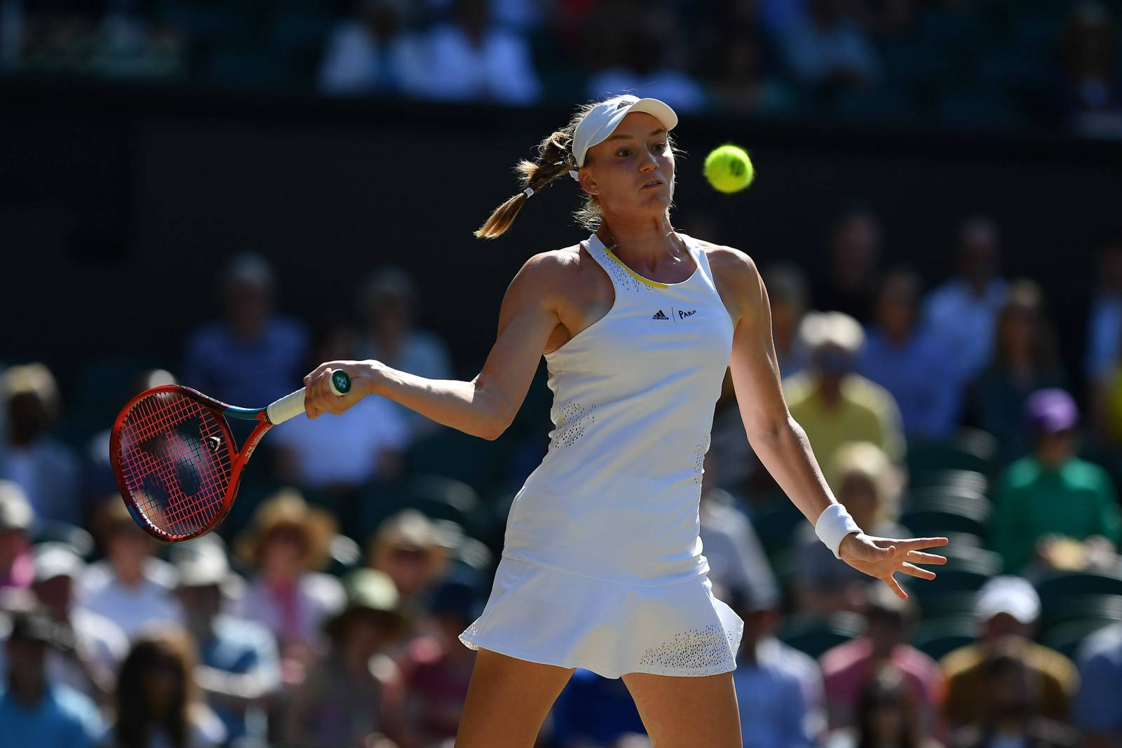 Теннис рыбакина сегодня. Рыбакина Wimbledon 2022. Елена Рыбакина Уимблдон 2022. Рыбакина победительница Уимблдона. Елена Рыбакина теннис.