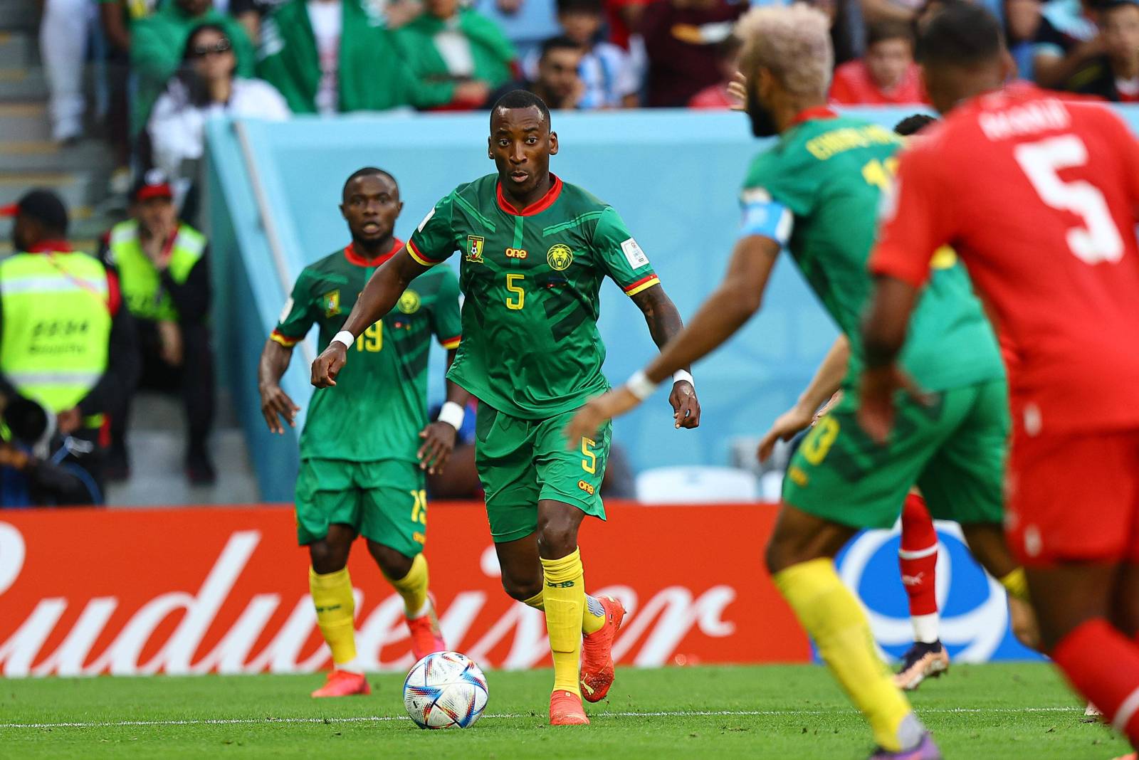 В Госдуме заявили, что не исключают того, что игрока сборной Камеруна накажут за российский флаг на бутсах