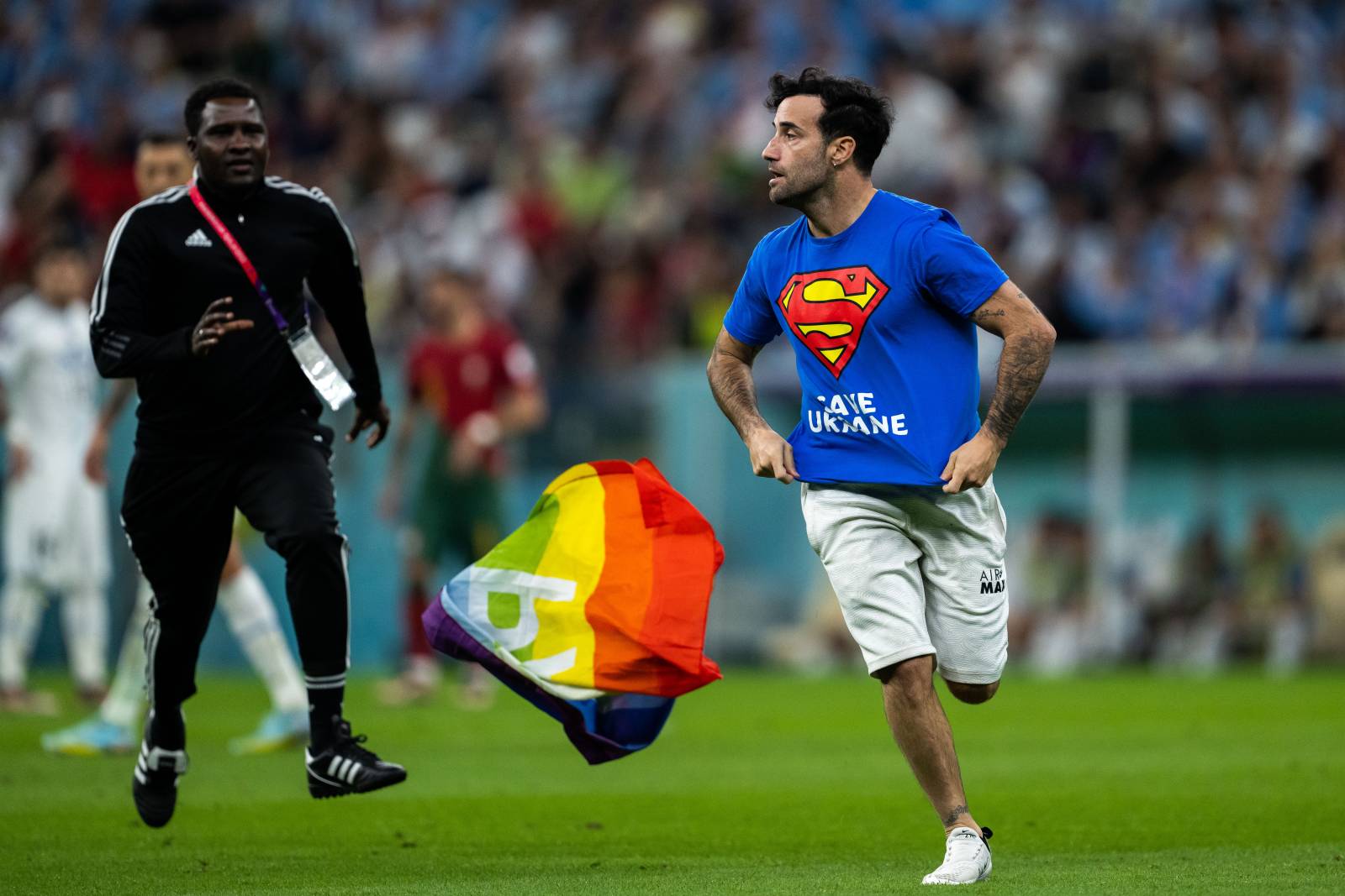 Фанат, который выбежал на поле с радужным флагом, был в футболке с политическим слоганами