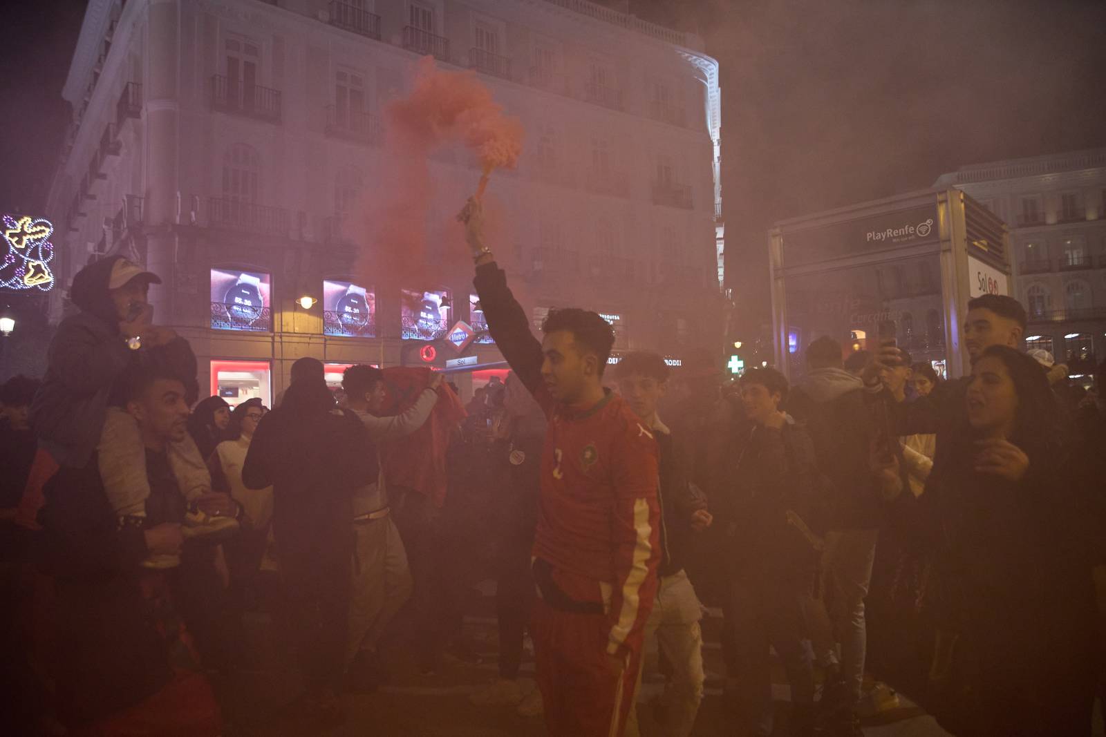 Болельщики сборной Марокко устроили беспорядки в Нидерландах - полиция использует светошумовые гранаты (видео)