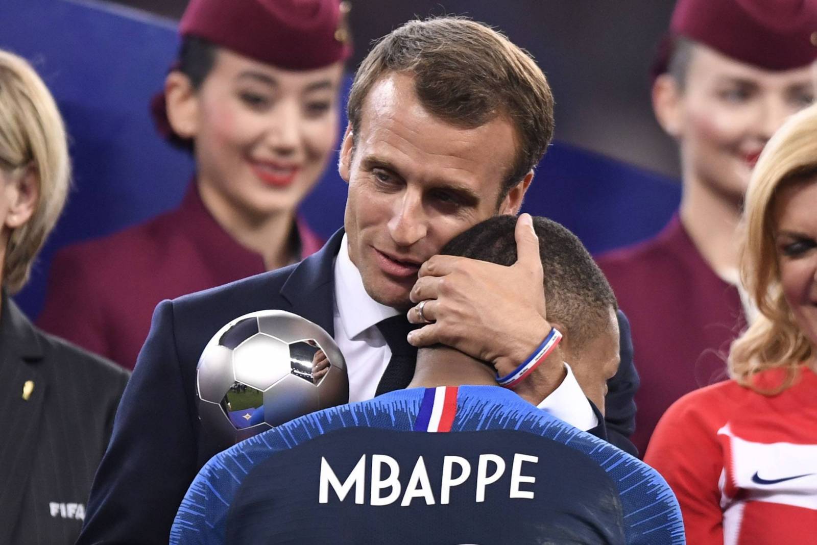 Президент Франции вместе с футболистами отпраздновал выход в финал ЧМ-2022 (Видео)