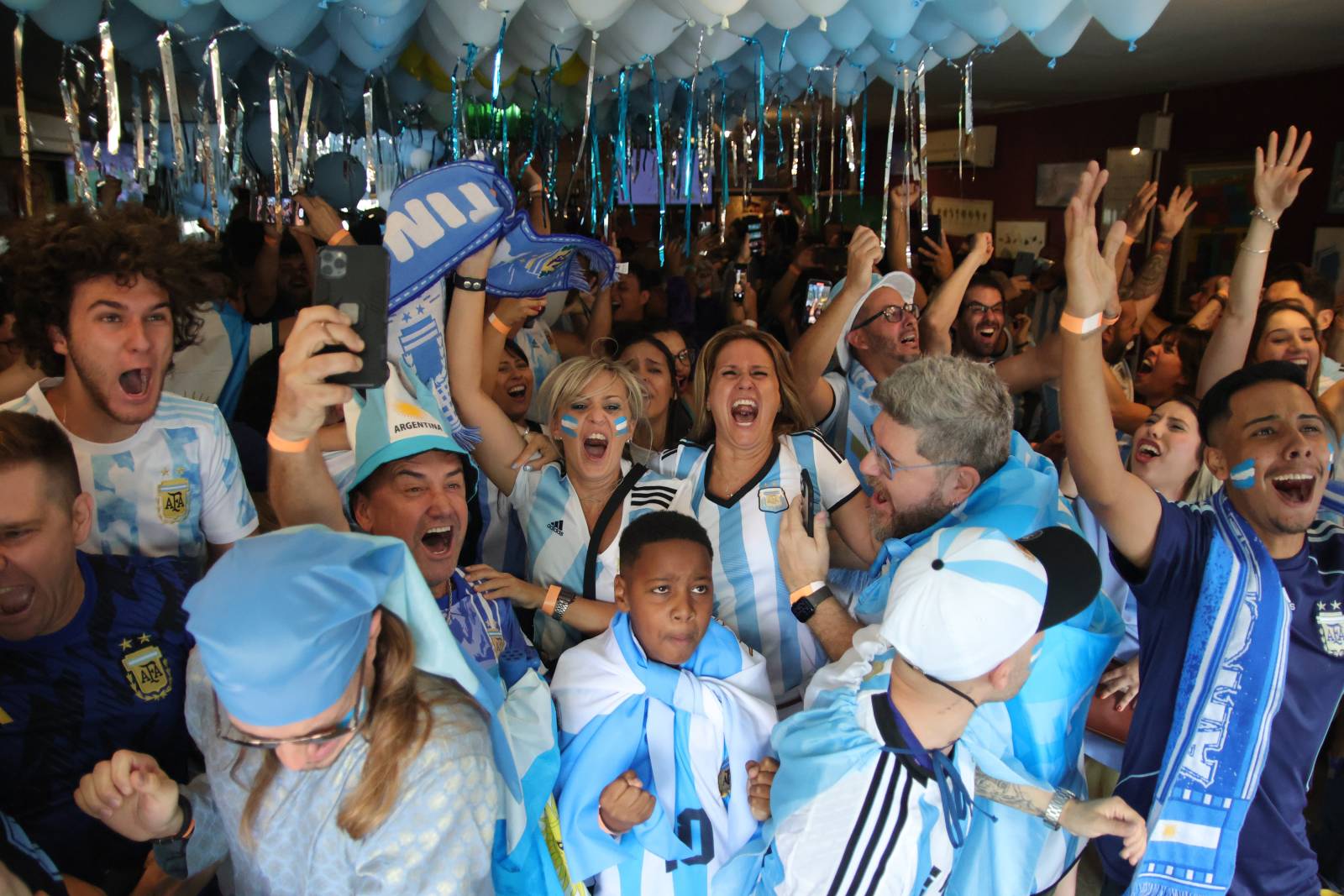 40 спортсменов 6 из аргентины. Празднование в Аргентине. Буэнос Айрес празднование Победы на ЧМ. Аргентина празднует победу на ЧМ 2022.