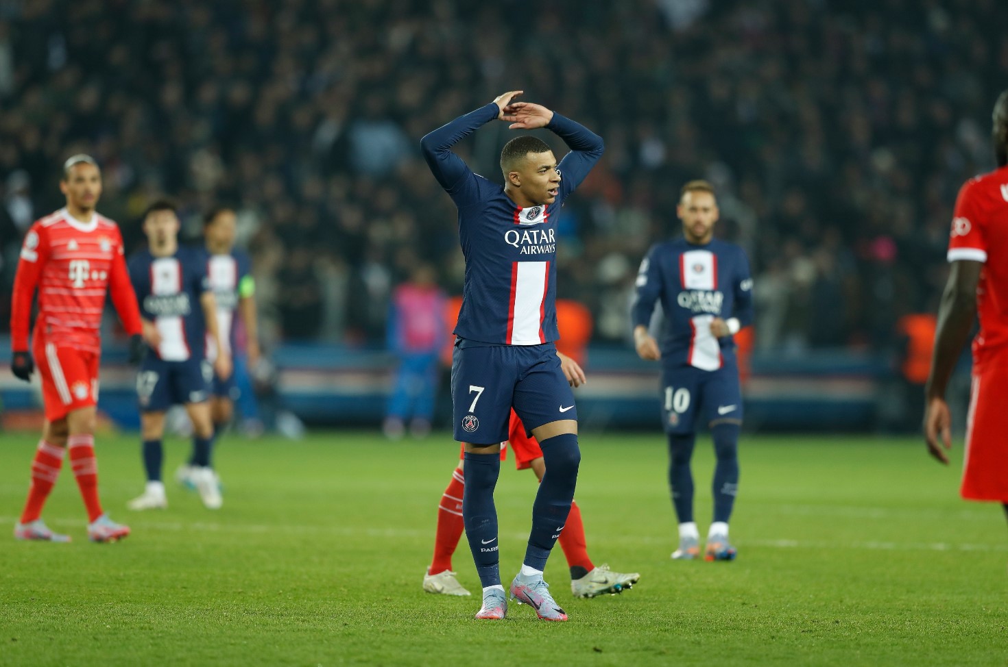 Футбол псж дортмунд. Corentin Tolisso. Матч ПСЖ Бавария. ПСЖ'' -- Бавария прямой эфир. Гамбург футбол.