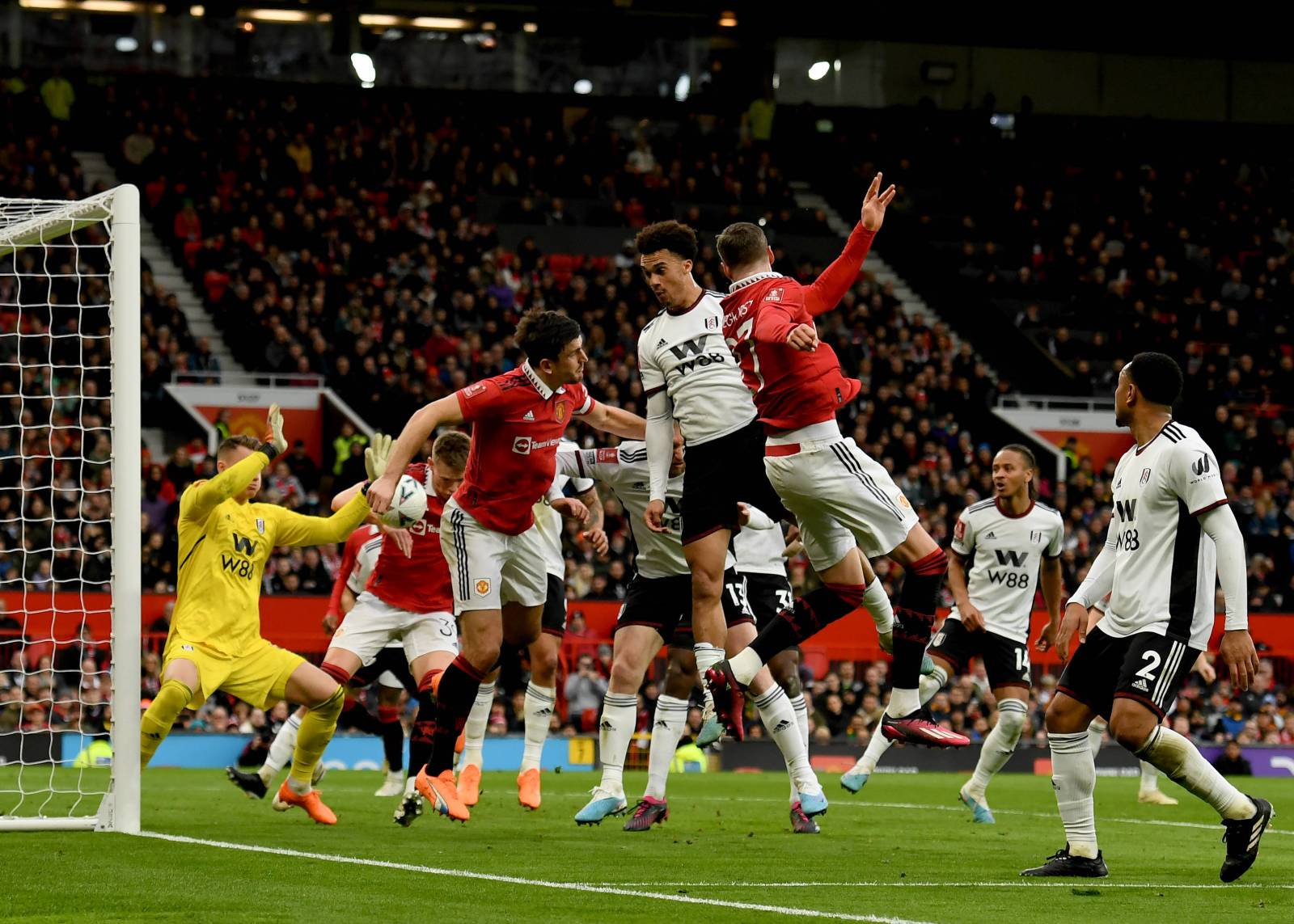 «Манчестер Юнайтед» перевернул ход встречи с «Фулхэмом» благодаря дублю Фернандеша и вышел в 1/2 Кубка Англии