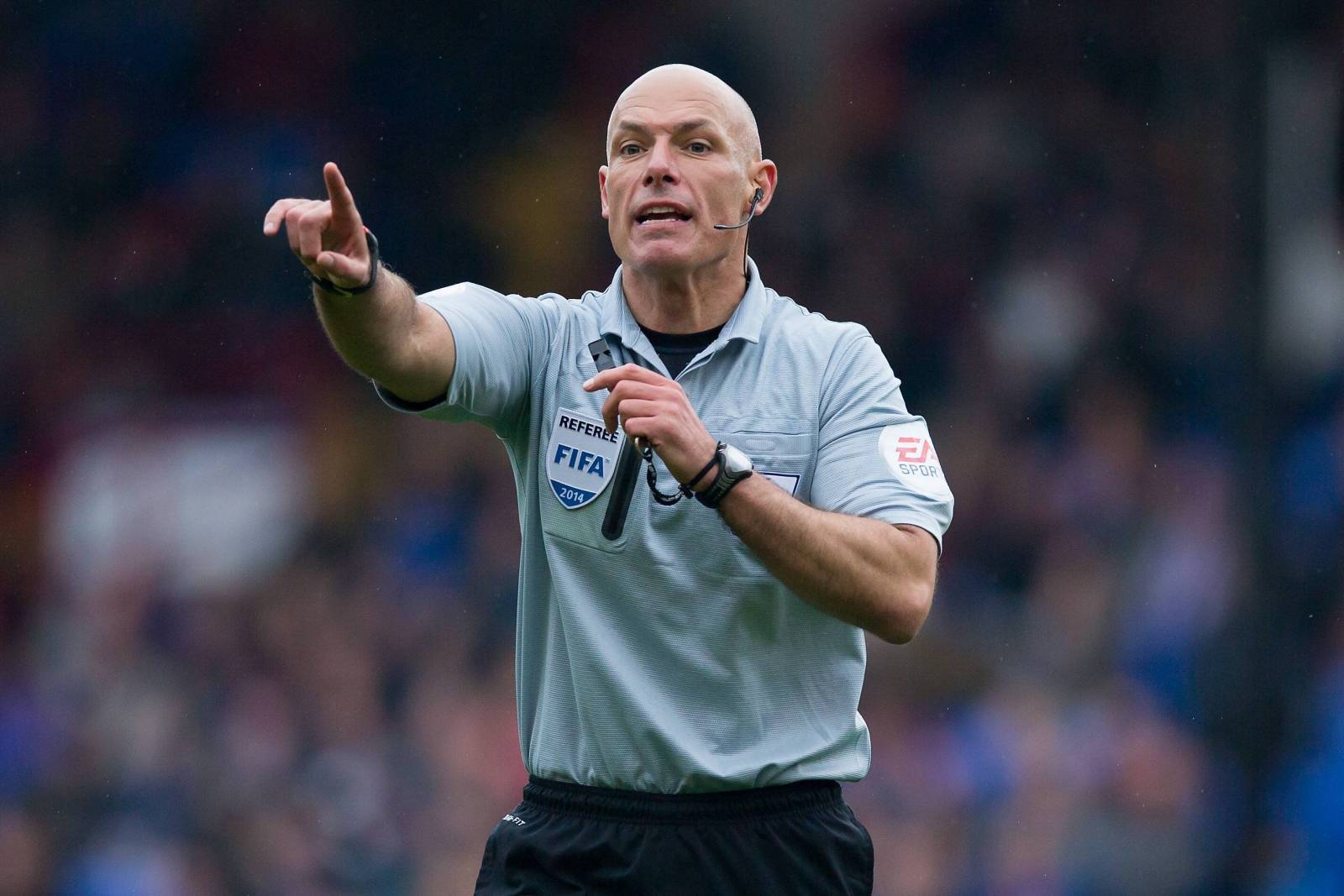 Сама арбитр. Луиджи калина судья. Ховард уэбб в футболке мю. Футбольный арбитр безбородов. Коллина пьерлуиджи на поле.