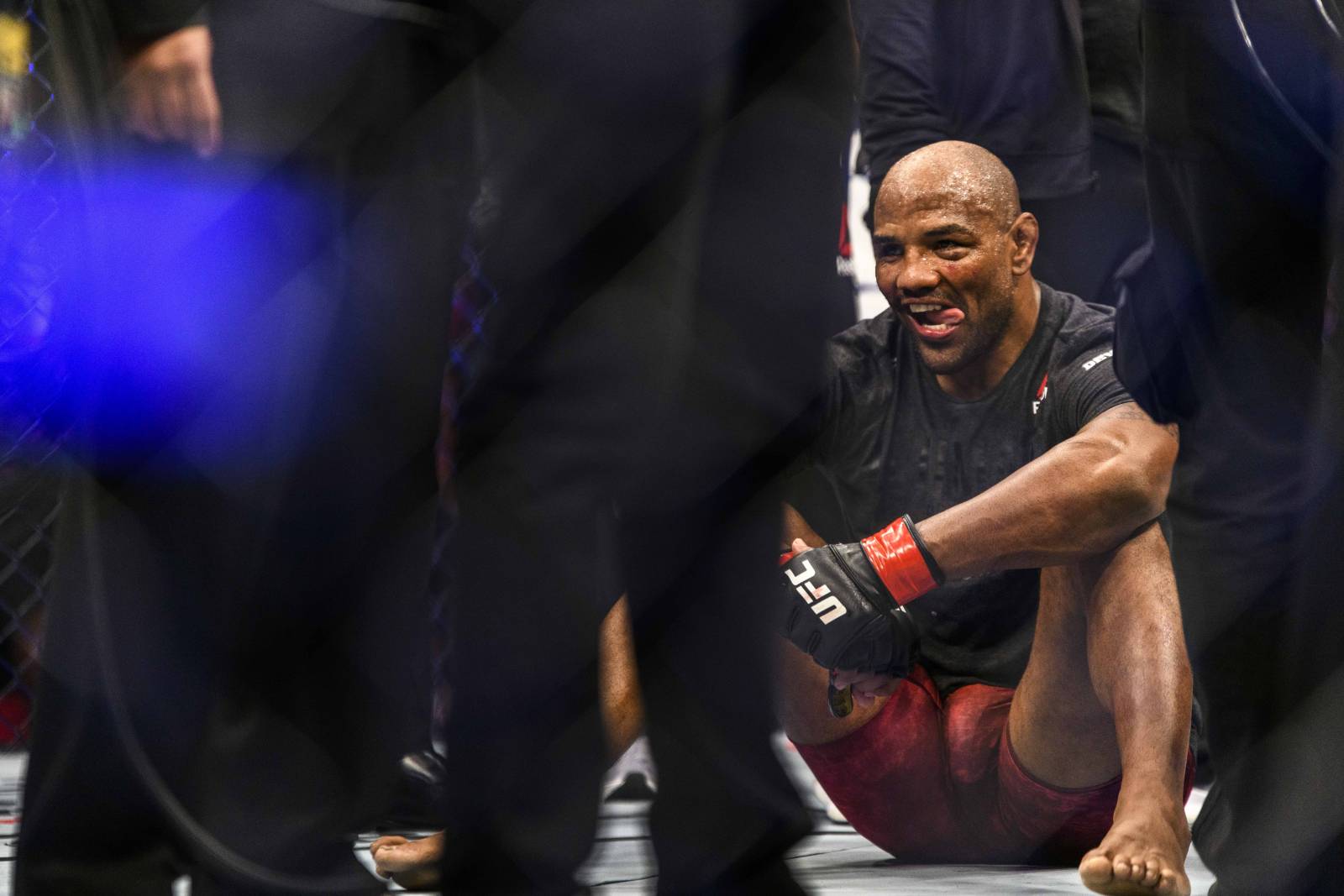 Немком ромеро. Anthony Johnson Yoel Romero. Йоэль Ромеро Фил Дэвис Беллатор. Ромеро бой Джонсон.