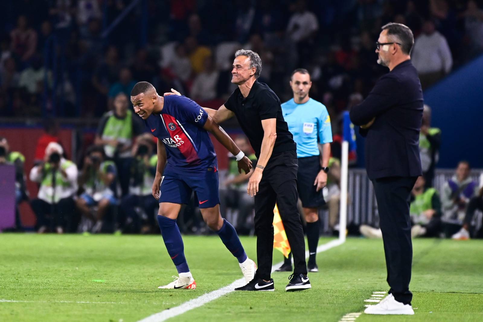 Тренер «ПСЖ» объяснил, почему заменил Мбаппе в перерыве матча с «Монако»