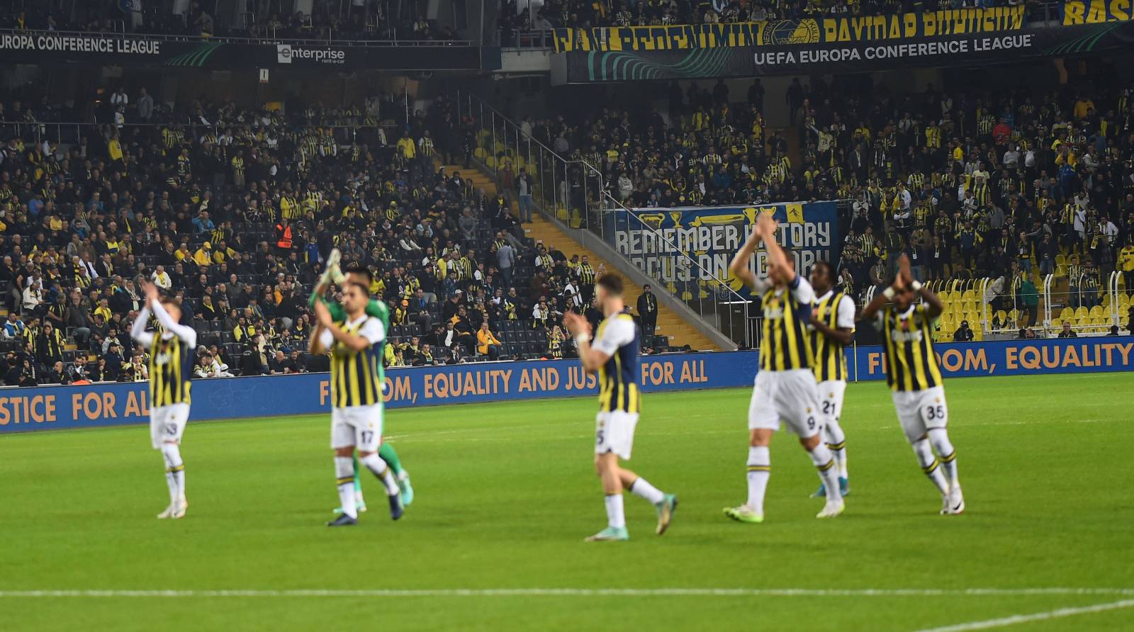 «Фенербахче» ушёл с поля и сорвал матч за Суперкубок Турции, футболисты «Галатасарая» играют двухсторонку