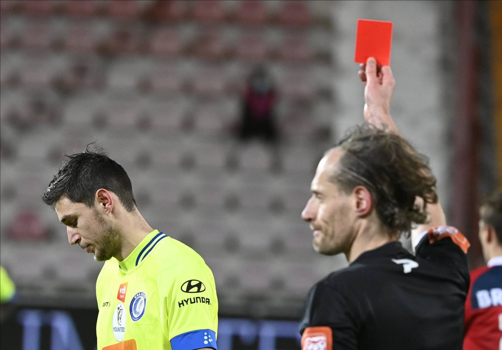 энди уэйн красная карточка. красная карточка в футбе. арбитр с красной карточкой. серхио рамос. получил красную карточку.