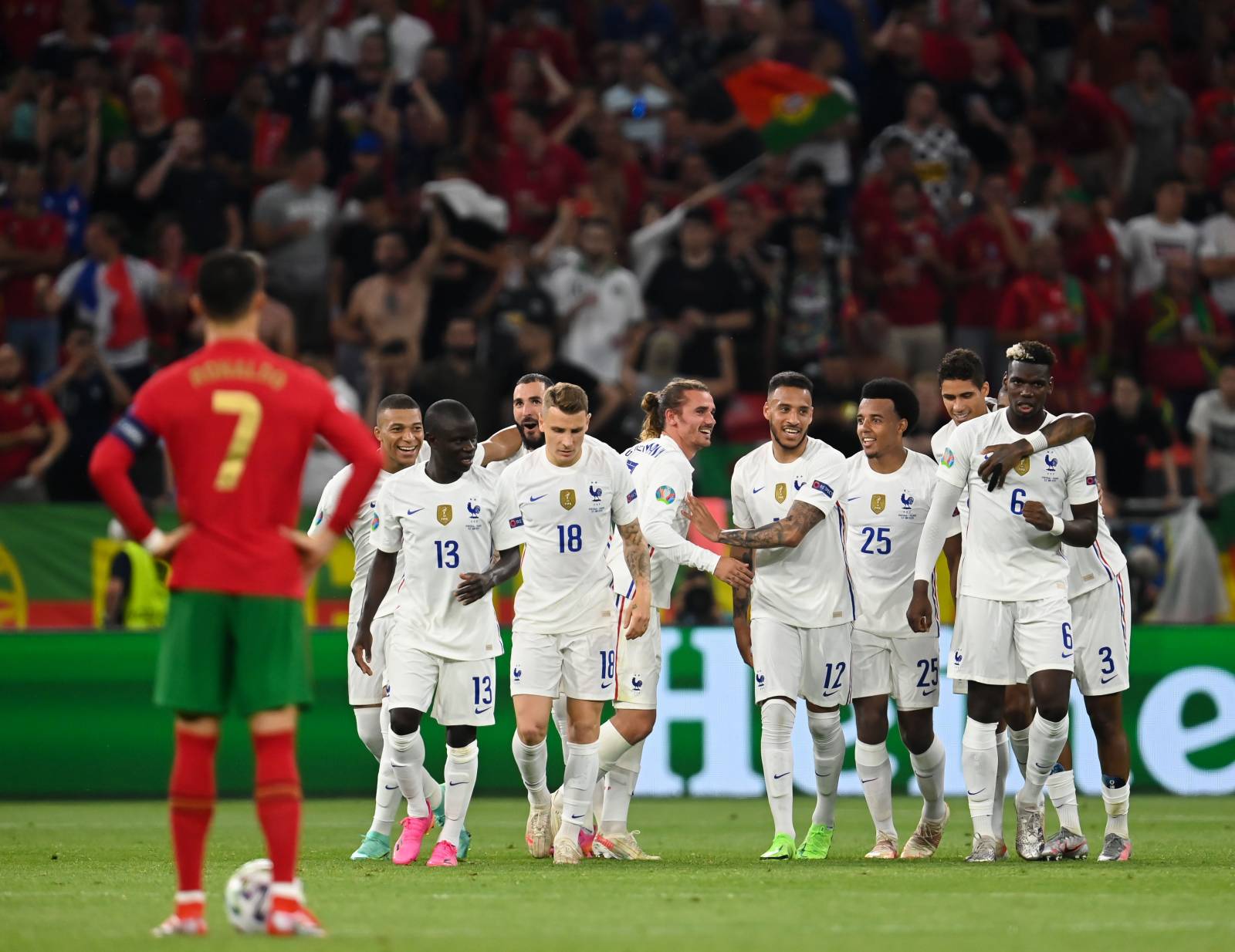 Роналду установил новый рекорд, Португалия вышла на сложнейшего соперника в 1/8 финала