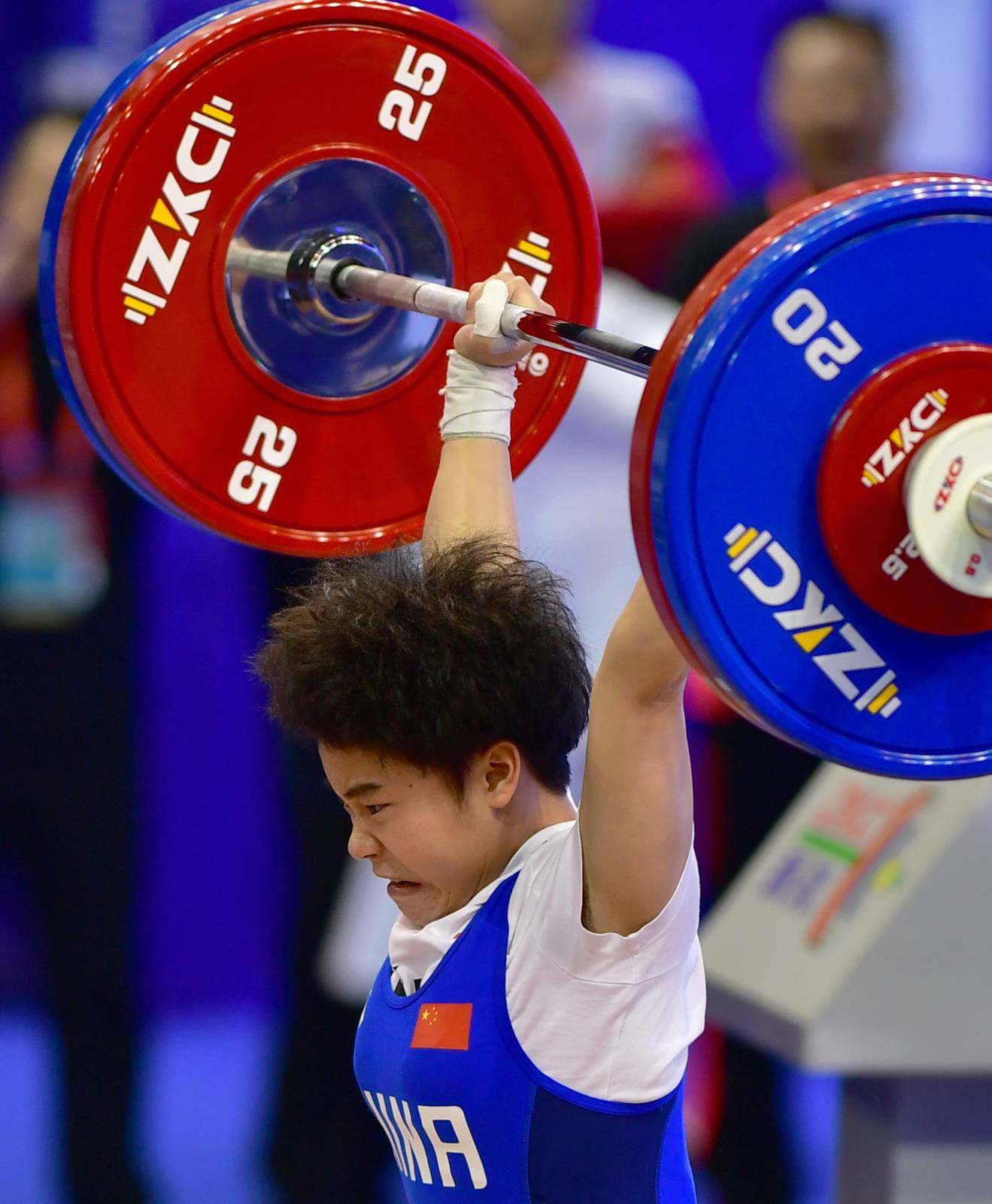 Китай укрепил своё лидерство в медальном зачёте благодаря золоту Хоу в тяжёлой атлетике