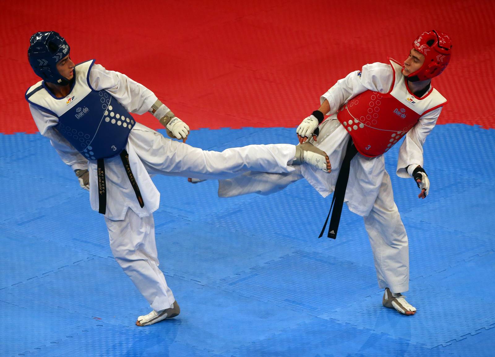 Артамонов через утешительный раунд завоевал право побороться за бронзу Олимпиады в Токио