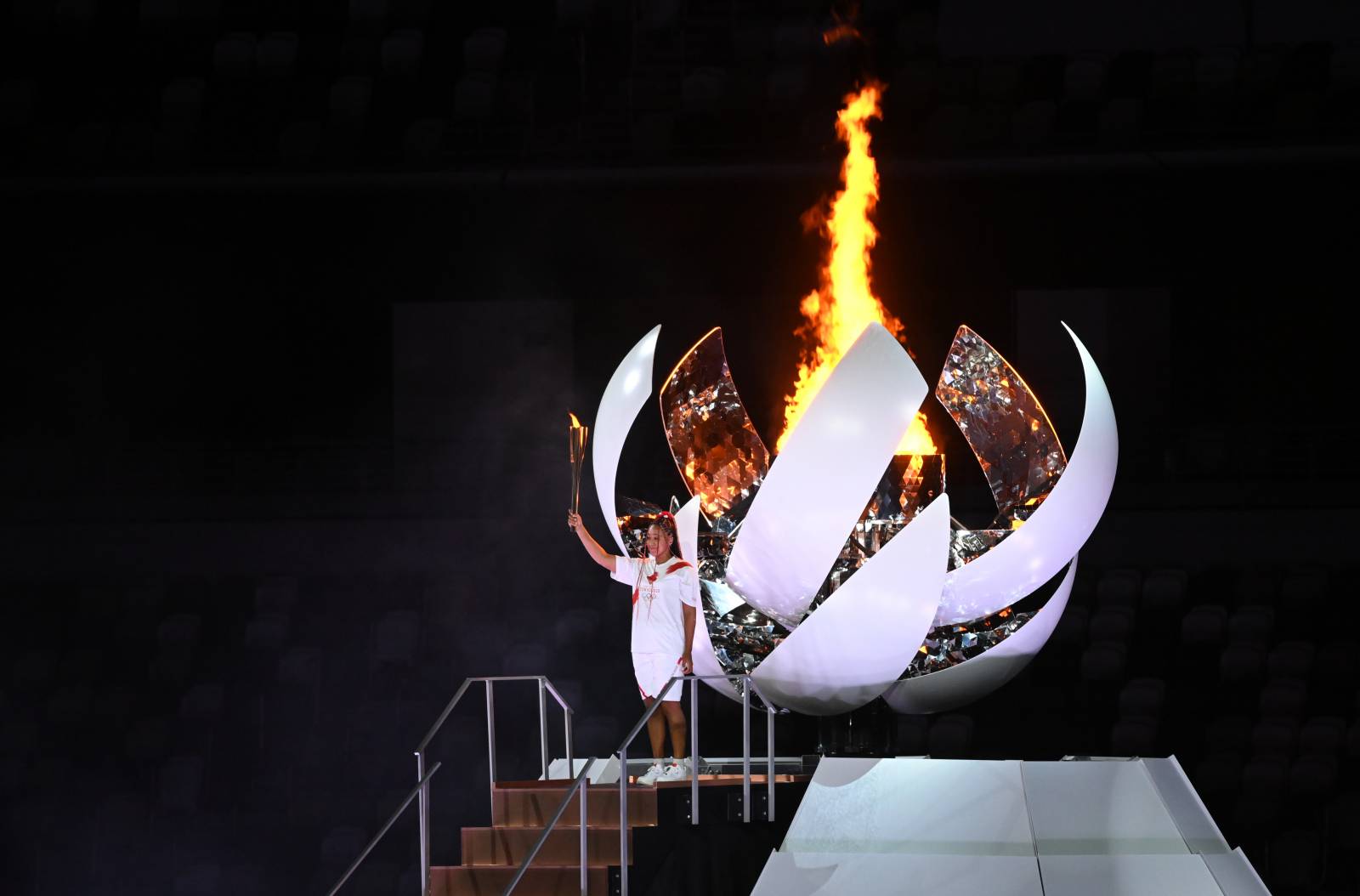 Зажигавшая олимпийский огонь Осака закончила борьбу на домашней Олимпиаде