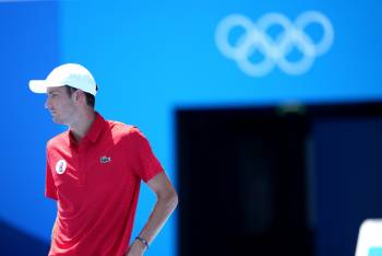 Медведев в тяжёлом длинном матче обыграл Фоньини и вышел в четвертьфинал Олимпиады