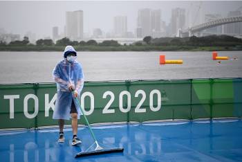 Из-за ливня организаторы Олимпиады в Токио вынуждены прерывать соревнования в лёгкой атлетике
