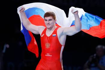 Евлоев победил в схватке чемпионов и завоевал олимпийское золото для России