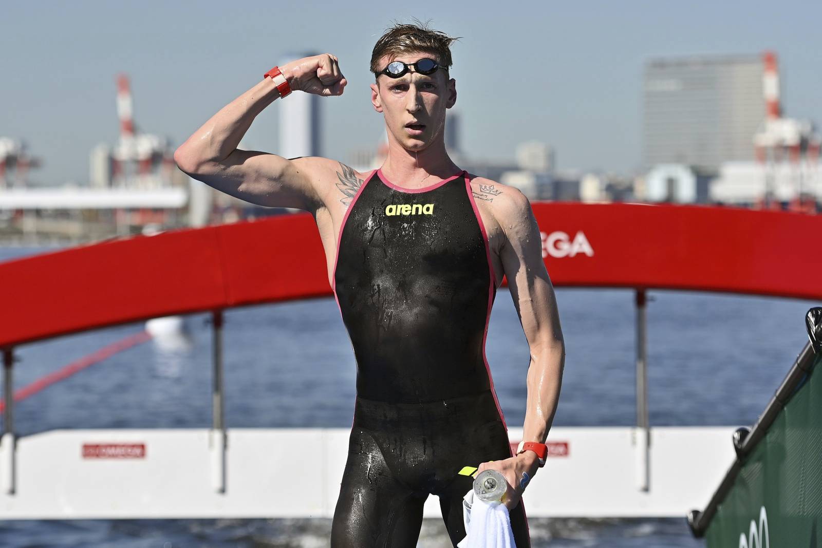 Немецкий пловец Велброк выиграл золото в водном марафоне