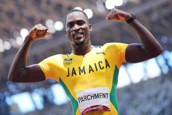 Бег с барьерами: Двое легкоатлетов из Ямайки оказались на пьедестале