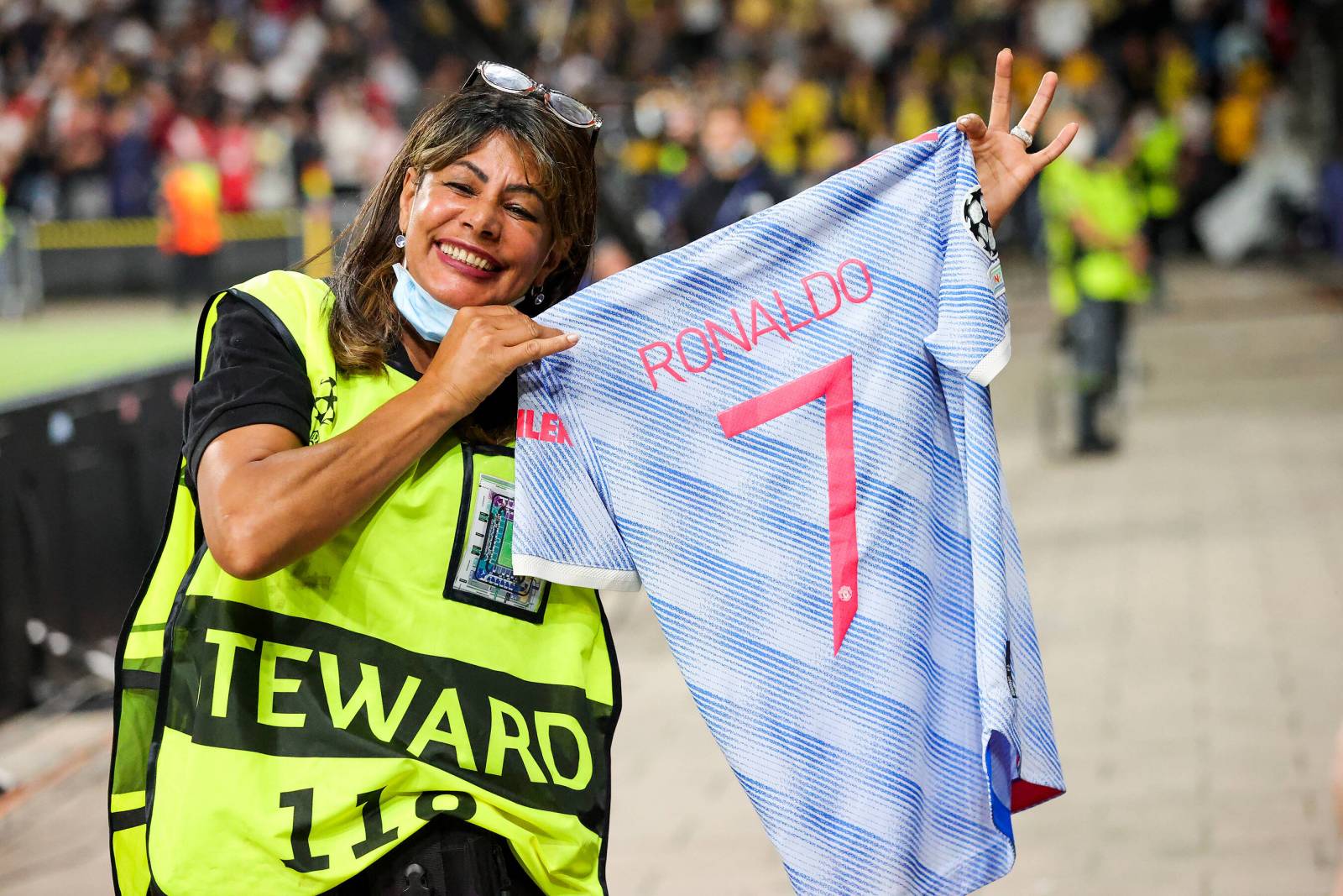 Женщина-стюард, в которую Роналду попал мячом, рассказала о своей реакции на заботу Криштиану
