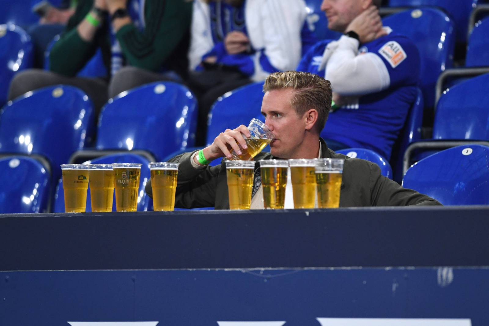 В Англии готовы вернуть алкоголь на стадионы