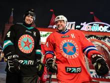 Команда звездных футболистов «PARI-Москва» сыграла в хоккей на Красной площади