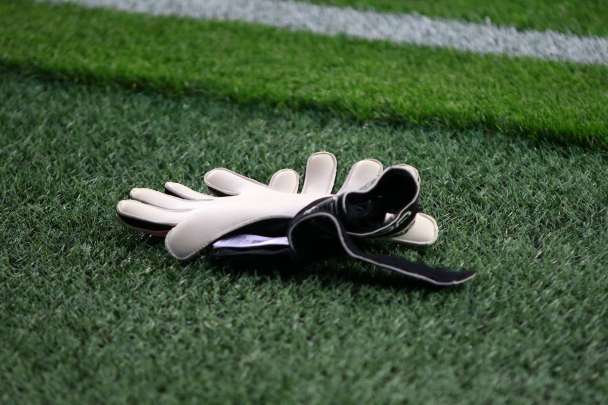 Футбольное поле и подготовка к матчу Чемпионшипа